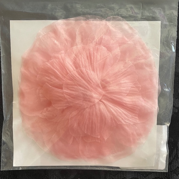 Norma Kamali MIB Flower Power Brooch Pin Pink - Picture 1 of 2